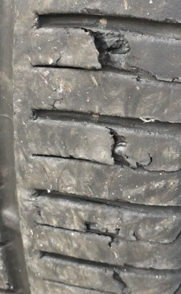 심한 균열 (깊게 갈라짐)