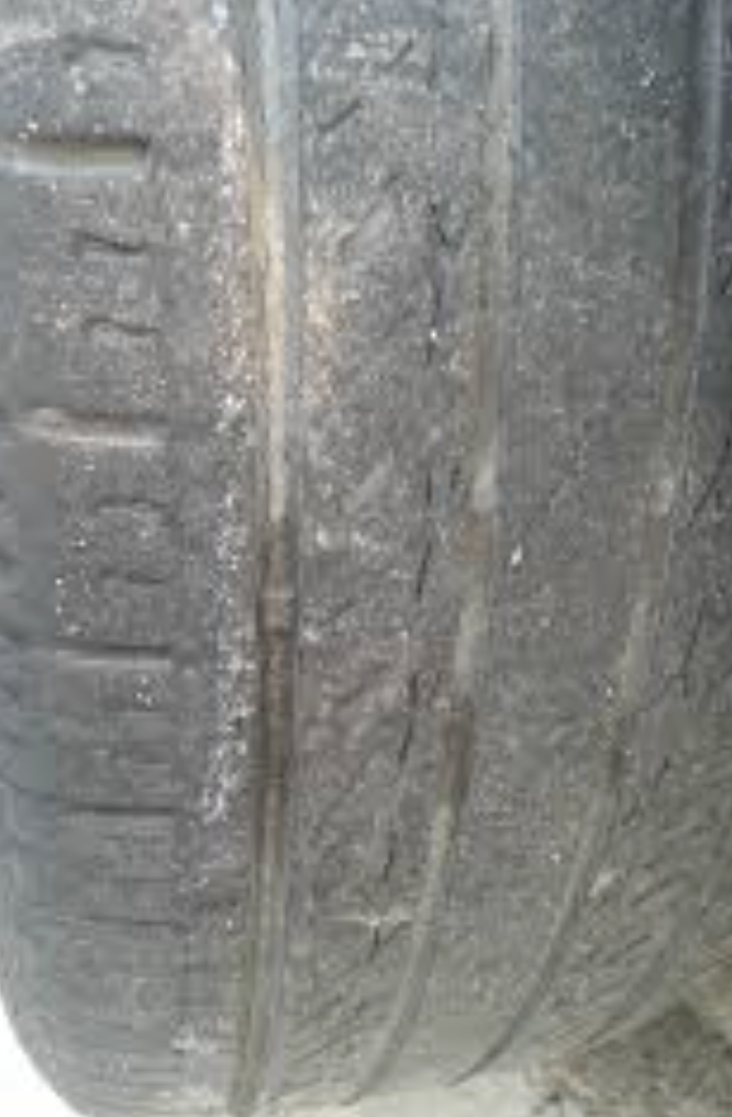 심한 마모 (거의 민 부분)